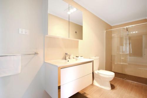 布赖特Snowgum Bright Retreat - 1的白色的浴室设有卫生间和水槽。
