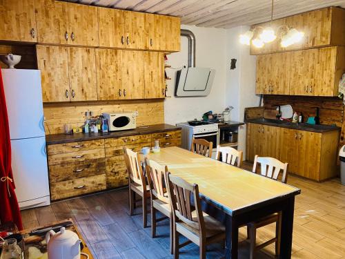 TapaKahene tuba的厨房配有桌椅和冰箱。