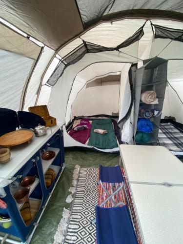 RrëshenKamping Lakoza的帐篷配有一张床和一张桌子