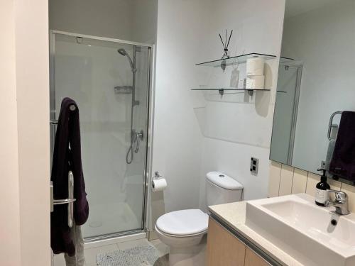 奥克兰Lovely 2 bedrm apartment in Auckland's viaduct的带淋浴、卫生间和盥洗盆的浴室
