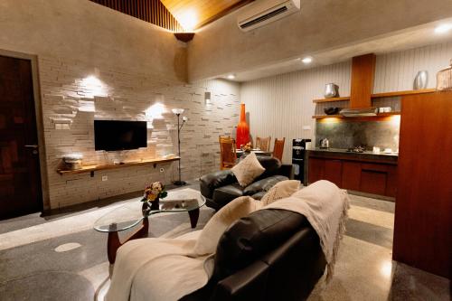 塞米亚克Bracha Villas Bali - CHSE Certified的带沙发和电视的客厅
