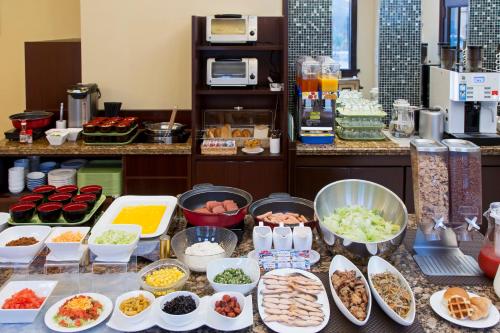 那霸那霸索尔维塔酒店的自助餐,餐桌上供应不同类型的食物