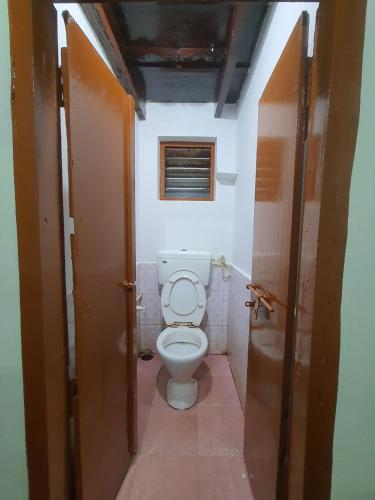 乌杜皮Hallimane Homestay的一间位于客房内的白色卫生间的浴室