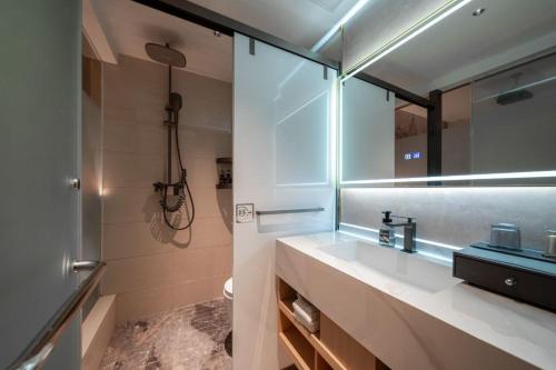 厦门琴笙酒店的一间带水槽、卫生间和镜子的浴室