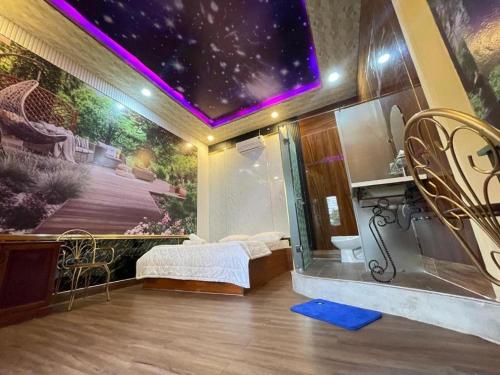 Ấp Phú ThọHoàng Gia Hotel - 1224 CMT8 Bình Dương - by Bay Luxury的一间设有一张床的客房,墙上挂着一幅画