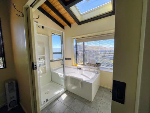 特卡波湖特卡波湖B2湖景公寓的一间带水槽和淋浴的浴室以及窗户。