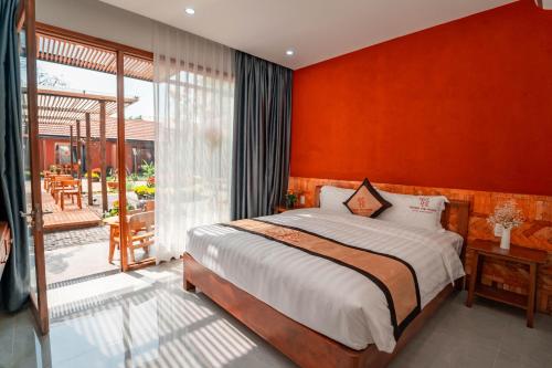 顺化TRUONG PHU HOUSE - HOTEL & APARTMENT的一间卧室设有一张大床和一个大窗户