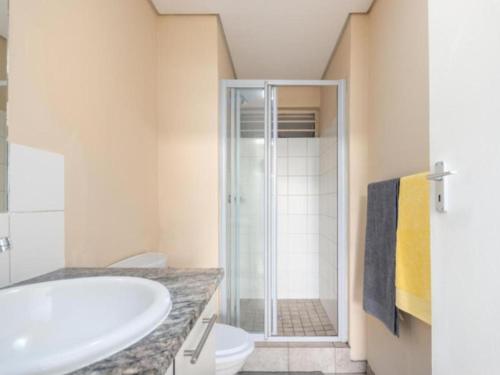 比勒陀利亚Leas Furnished Apartments - Capital Hill的一间带水槽、卫生间和淋浴的浴室