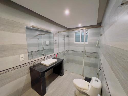 伊斯兰堡Imperial Lodges的浴室配有卫生间、盥洗盆和淋浴。