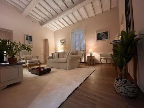 塔瓦尔努泽Casa Cantagalli的客厅配有白色的沙发和椅子