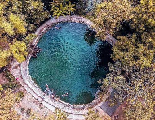 马查利亚La Fogata的享有一池大水的上方景色