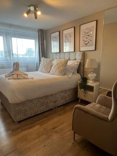 伯明翰Birminghams Finest的卧室配有床、椅子和窗户。