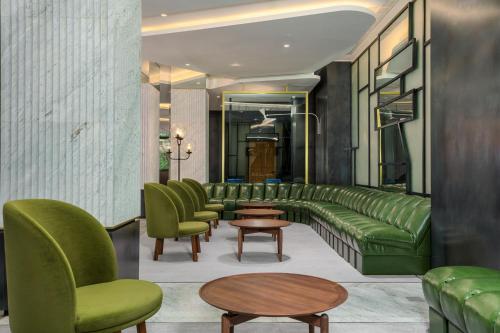 巴统Le Meridien Batumi的一间设有绿色沙发和桌子的等候室