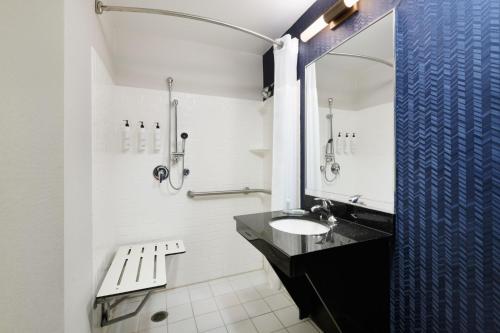 皮尔斯堡费尔菲尔德客栈 - 皮尔斯堡／圣路易港店的一间带水槽和镜子的浴室