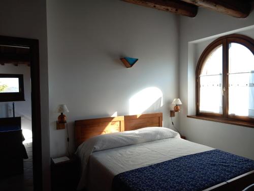 贝瓦尼亚Antico Borgo Carceri & Wellness的一间卧室设有一张床和一个窗口