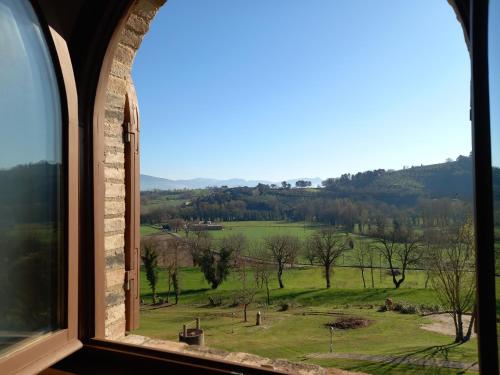 贝瓦尼亚Antico Borgo Carceri & Wellness的从窗口看到字段