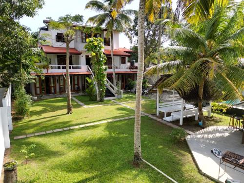 哈巴拉杜瓦Dream Villa with Pool的棕榈树房屋的空中景致