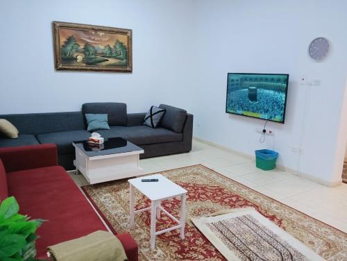 麦地那Soma Apt的客厅配有沙发和桌子