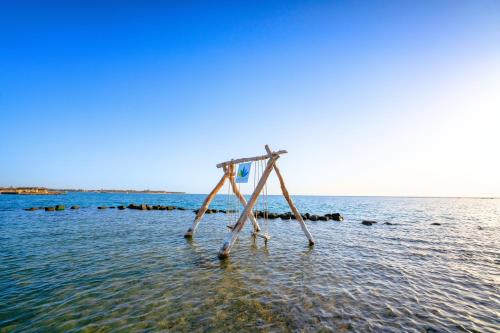 赫尔格达Labranda Club Makadi的海洋水中的木架