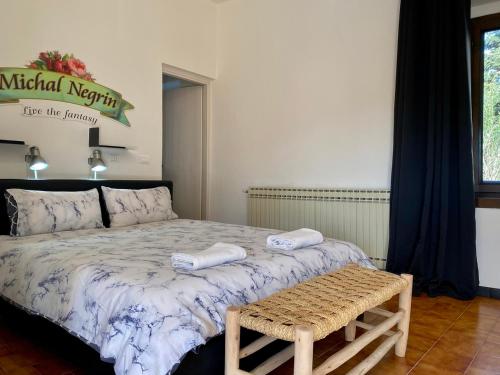 卡萨诺韦Malpensa Guest的一间卧室配有一张床,上面有两条毛巾