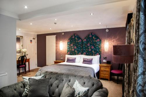 托基黑托尔酒店的一间卧室配有一张大床和一张沙发