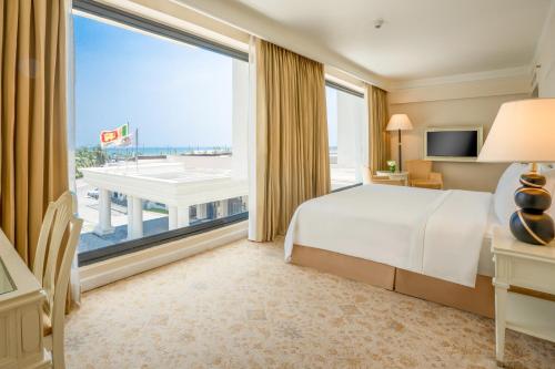 科伦坡科伦坡金斯伯里酒店的酒店客房设有一张床和一个大窗户