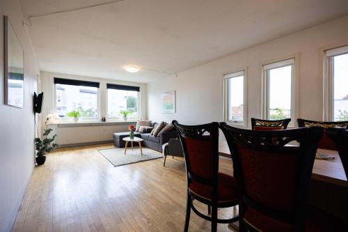马里博Søpark Apartments的客厅配有椅子、沙发和窗户