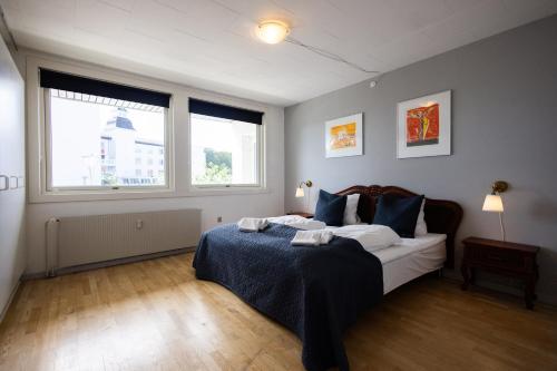 马里博Søpark Apartments的一间卧室设有一张床和两个窗户。
