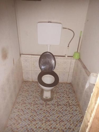 劳托卡Lusis Homestay的小型浴室设有黑色座椅和卫生间