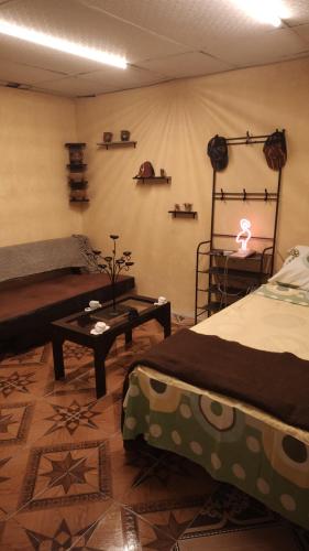 危地马拉安地瓜Santa Inés Antigua的一间设有两张床和一张桌子的房间