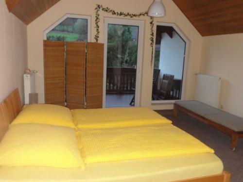 腓特烈罗达Ferienwohnung Walter - Friedrichroda的一间卧室配有一张黄色床单
