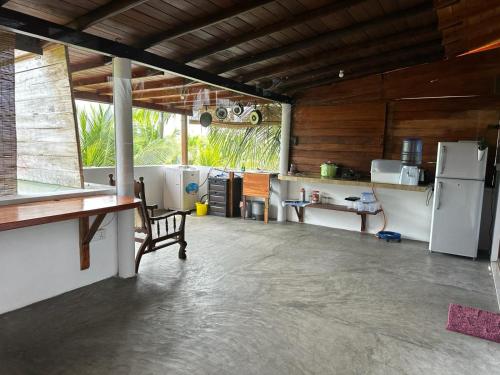 坦加拉Dinuri villa的一间带冰箱和椅子的厨房