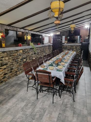 阿尔杰什河畔库尔泰亚Casa Sima的一间带长桌和椅子的用餐室