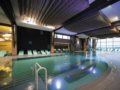 卡布尔Maison calme et lumineuse de plain-pied的酒店的大型游泳池配有椅子
