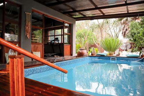 格拉斯科普哈瓦那之夜度假屋的房屋内的游泳池