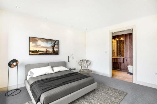 伦敦Elegant & Luxury 2BD Penthouse in London Fulham的一间白色卧室,配有床和一间浴室