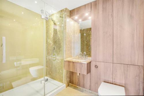 伦敦Elegant & Luxury 2BD Penthouse in London Fulham的带淋浴、卫生间和盥洗盆的浴室