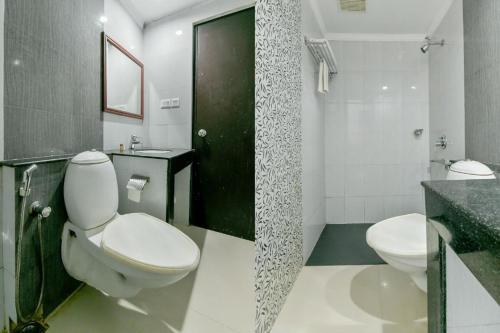 科钦Centre Point的浴室配有卫生间、盥洗盆和淋浴。