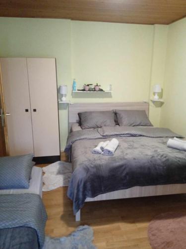 BelišćeKrpan的一间卧室配有一张大床和毛巾