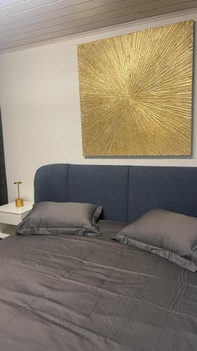 日内瓦La Croisette SA的一间卧室配有一张带金色绘画的大床