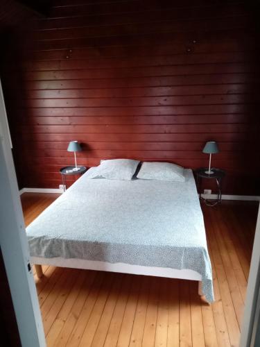 圣路易斯Ti caze des papayes的一间卧室配有一张红色墙壁的床