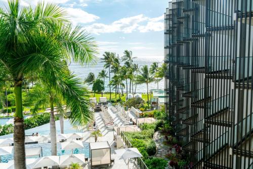 维雷亚凯悦集团威雷亚毛伊岛安达仕酒店的享有带游泳池和棕榈树的度假村的景致