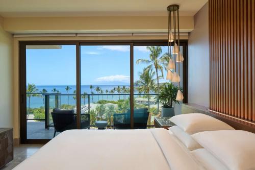 维雷亚凯悦集团威雷亚毛伊岛安达仕酒店的一间卧室配有一张床,享有海景
