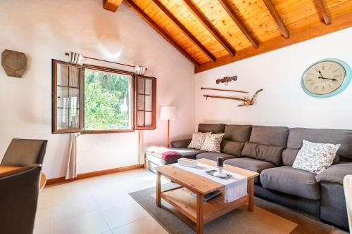 法塔加Casa Simón的客厅配有沙发和桌子