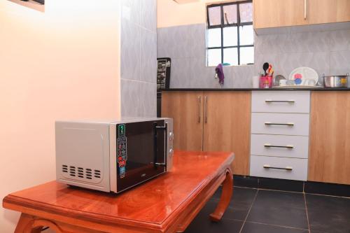 MeruTamwe ltd agency的厨房里木桌边的微波炉