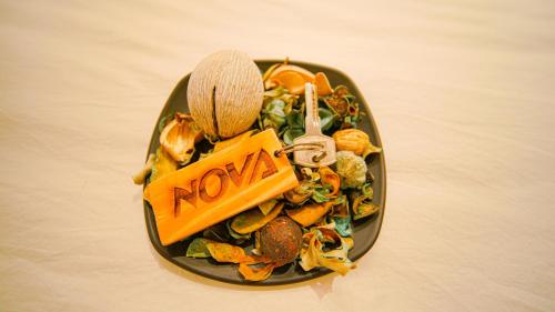 拉杰果德Hotel Nova Boutique的不带出口的标牌的食品