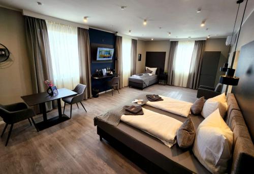 奥伯豪森Liro Hotel Oberhausen的一间带大床的大卧室和一间客厅
