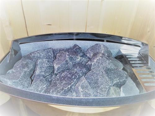 奥尔比亚福尤酒店的火炉上的锅里的一堆岩石
