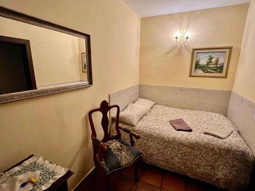 比拉夫洛尔Hotel Rural Vilaflor Self check in 24h的一间小卧室,配有一张床和镜子