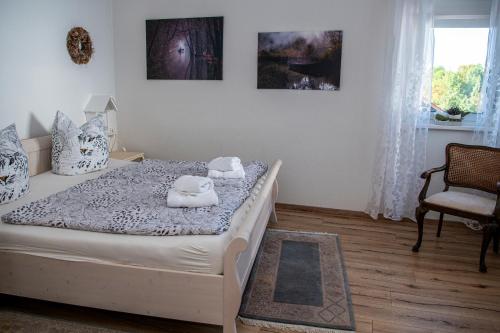 吕本瑙FEWO Hafenblick的一间卧室配有带毛巾的床
